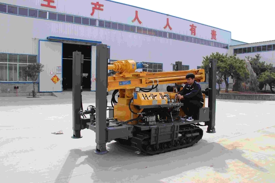 Máy khoan giếng nước sân sau với thiết bị lái xe crawler
