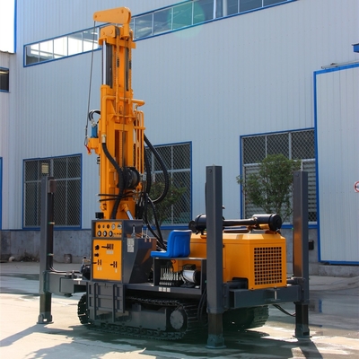 Máy khoan giếng nước sân sau với thiết bị lái xe crawler