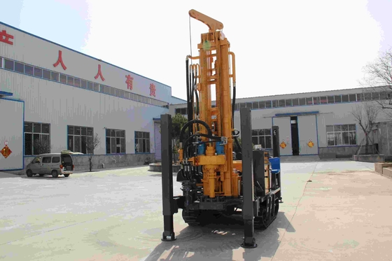 Máy khoan giếng nước sân sau với thiết bị lái xe crawler