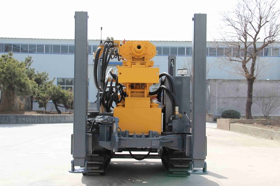 Máy khoan giếng nước sân sau với thiết bị lái xe crawler