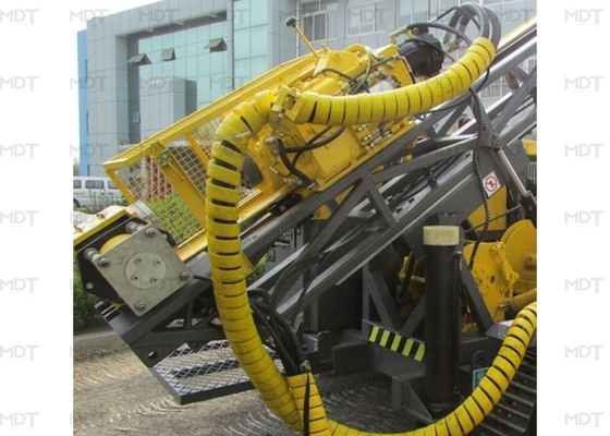 Độ sâu 1250m Giàn khoan lõi 1800 vòng / phút Giàn khoan giếng nước di động